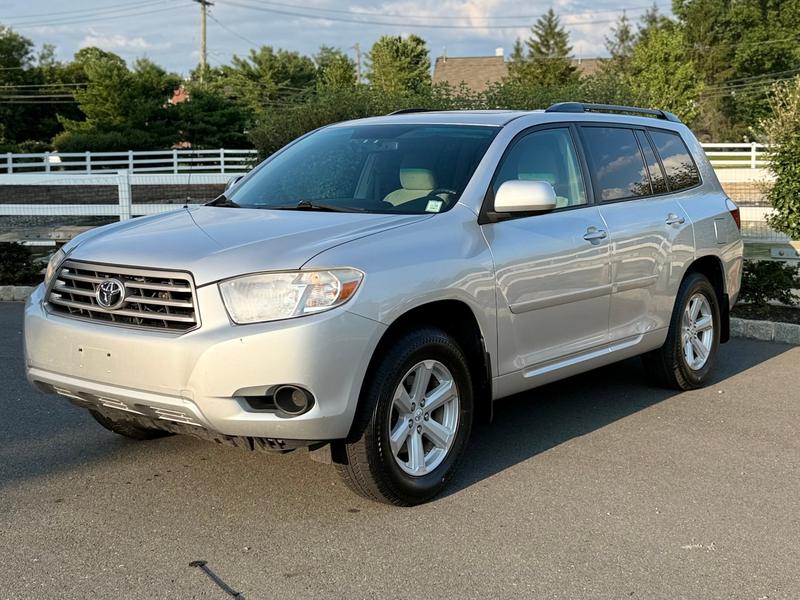 Silver Toyota Highlander SUV bought by Try Auto Way, car buyer in Princeton NJ