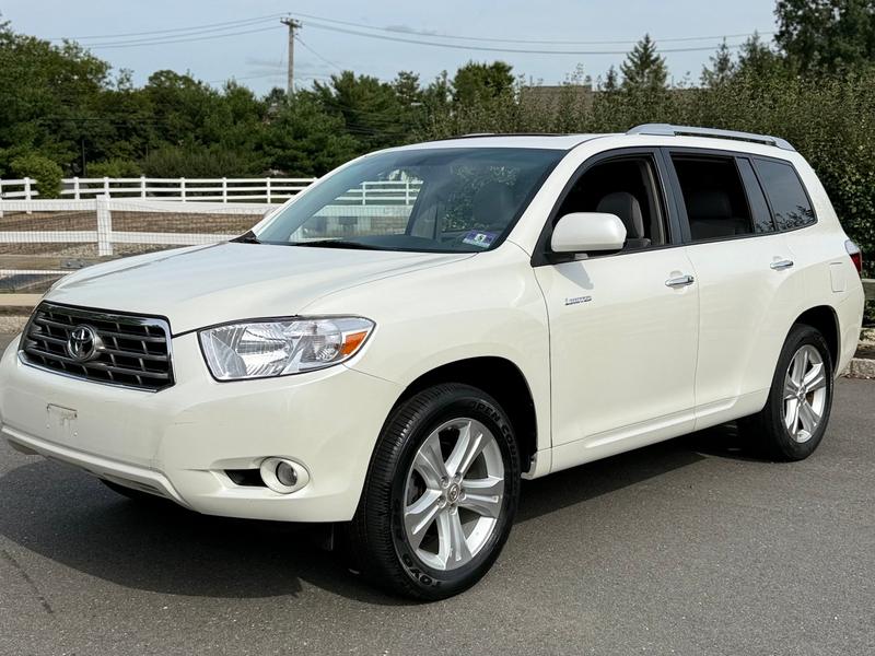 White Toyota Highlander Limited SUV bought by Try Auto Way, car buyer in Princeton NJ